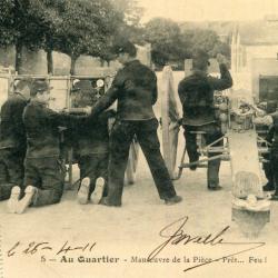 CPA -  Au Quartier Manoeuvre de la Pièce Prêt Feu ! Soldats au canon N°578