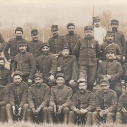 CPA - Carte Photo d'un groupe de soldats  N° 579