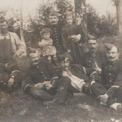 CPA - Carte Photo d'un groupe de soldats N° 710