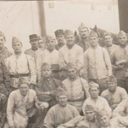 CPA - Carte Photo d'un groupe de soldats N° 718