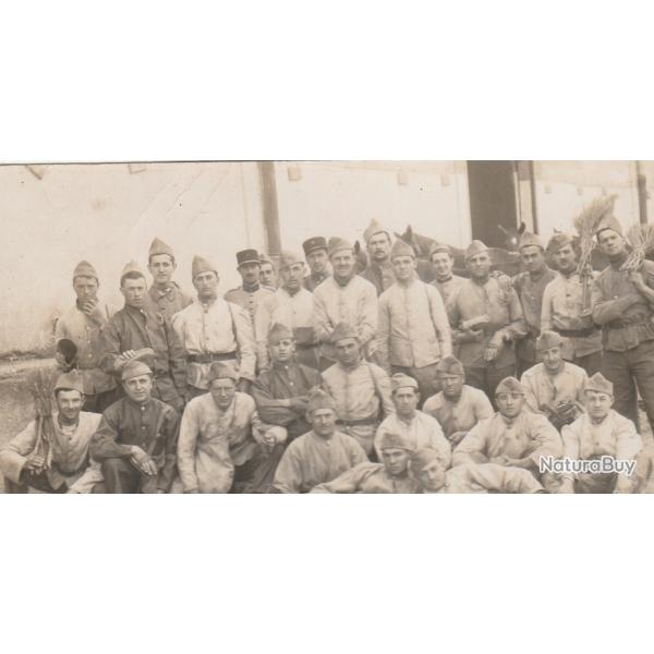 CPA - Carte Photo d'un groupe de soldats N 718