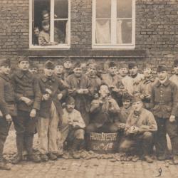 CPA - Carte Photo d'un groupe de soldats  N° 728