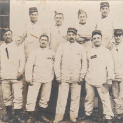 CPA - Carte Photo d'un groupe de soldats  N° 016