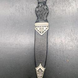 POIGNARD TRADITIONNEL SGIAN DUBH TENUE ECOSSAISE COMME LE DIRK, CONTEMPORAIN, POUR COLLECTION