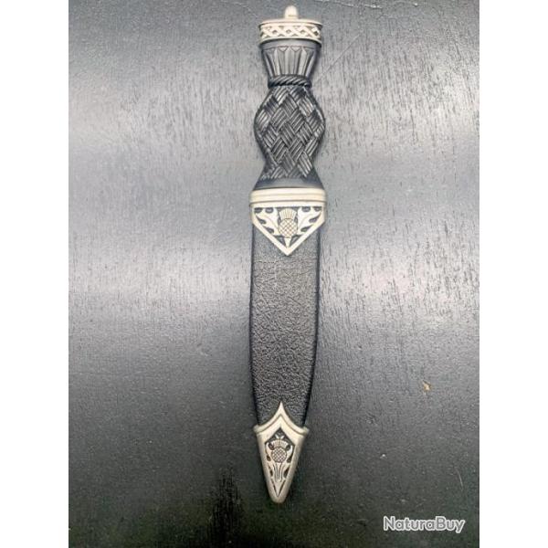 POIGNARD TRADITIONNEL SGIAN DUBH TENUE ECOSSAISE COMME LE DIRK, CONTEMPORAIN, POUR COLLECTION