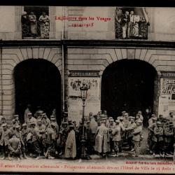 CPA -SAINT DIE - PRISONNIERS ALLEMANDS DEVANT L'HÔTEL DE VILLE 1914  N°0018