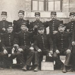 CPA - CARTE PHOTO D'UN GROUPE DE MILITAIRE  - N°144