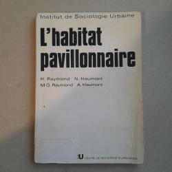 L'Habitat Pavillonnaire - Femme, chien, gazon, pavillon : le rêve d'une vie