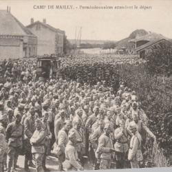 CPA -CAMP DE MAILLY - PERMISSIONNAIRES ATTENDANT LE DÉPART N°730