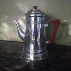 Très belle cafetière   bakélite  période ART DECO