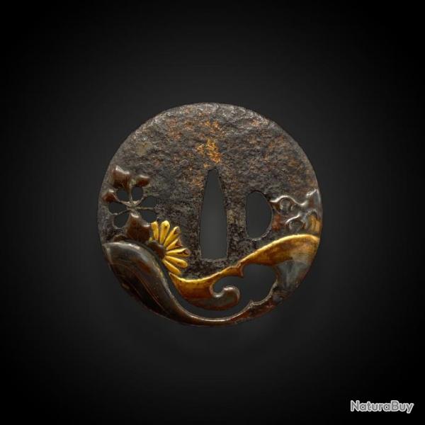 TSUBA en fer, shin maru gata ajour et laqu JAPON - poque Edo (1606 - 1868)