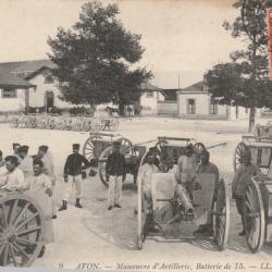 CPA -AVON Manoeuvre d'Artillerie Batterie de 75 Soldats et les canons  N°752