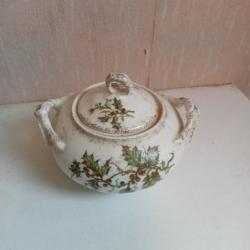 sauciere ancienne signée J.P.l hauteur 9 cm x 11 cm en porcelaine