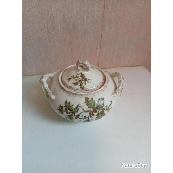 sauciere ancienne signe J.P.l hauteur 9 cm x 11 cm en porcelaine