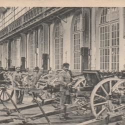 CPA -LE CREUSOT - Usines SCHNEIDER - Montage des Canons de Campagne N°523