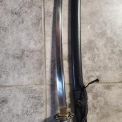 Katana Noir : Maîtrise et Puissance en Un Seul Geste. Acier au carbone 1095 trempe à l'argile