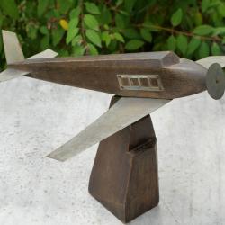 Avion aluminium sur socle bois réalisé par un prisonnier de guerre allemand en 1944 1945 COU25AVI001
