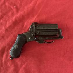 Revolver poivrière à broche