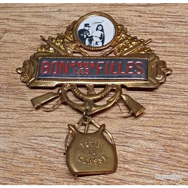 Trs bel insigne militaire de conscrit "Bon pour les filles" - Vive la Classe