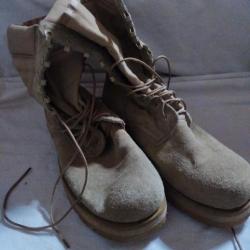 Une paire de boots beige