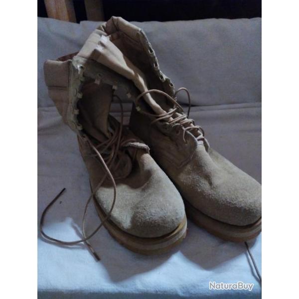 Une paire de boots beige