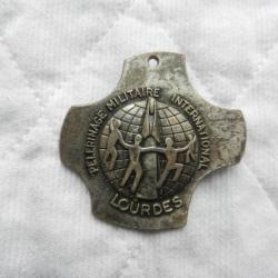 ancien insigne pélérinage militaire international de Lourdes