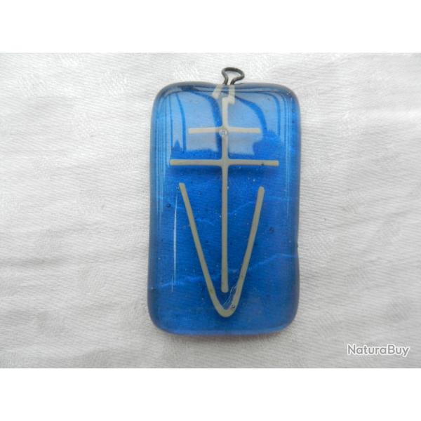 insigne pendentif journe libration victoire 2me guerre en verre bleu - croix lorraine