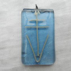 insigne pendentif journée libération victoire 2ème guerre en verre bleu pâle - croix lorraine