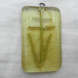 insigne pendentif journée libération victoire 2ème guerre en verre jaune - croix lorraine