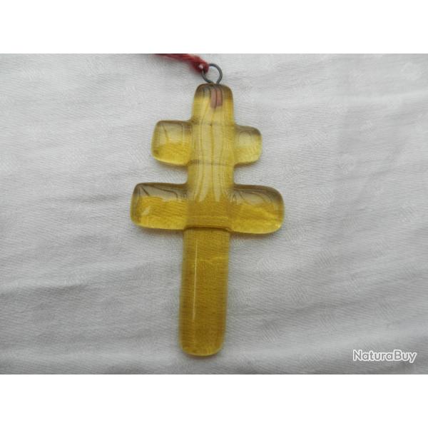 insigne pendentif journe croix de Lorraine libration victoire 2me guerre en verre jaune