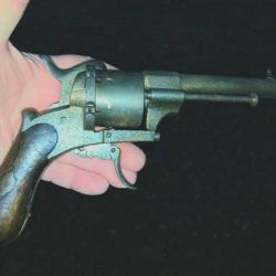 Pistolet revolver à barillet type Lefaucheux 7mm à Broche.