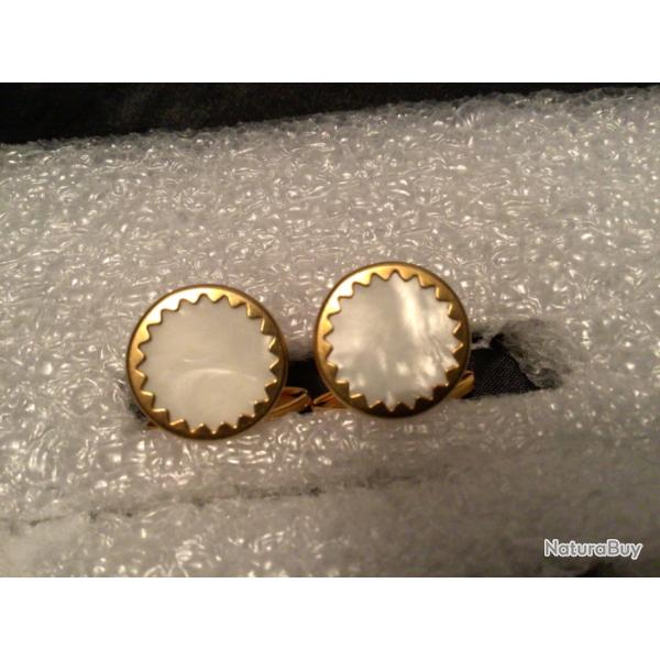 Paire de boutons de manchette nacre et plaquer or