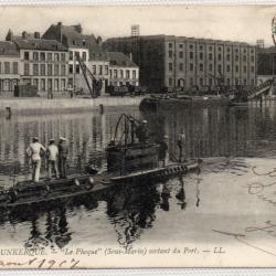 CPA - Marine de Guerre - Sous - Marin " Le Phoque " sortant du Port N°0037