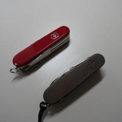 2 VICTORINOX WOODSMAN