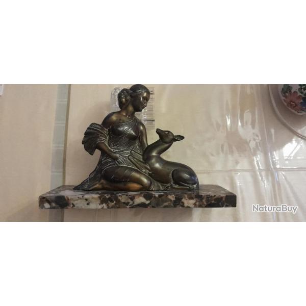 Statue de Diane chasseresse sur socle en marbre