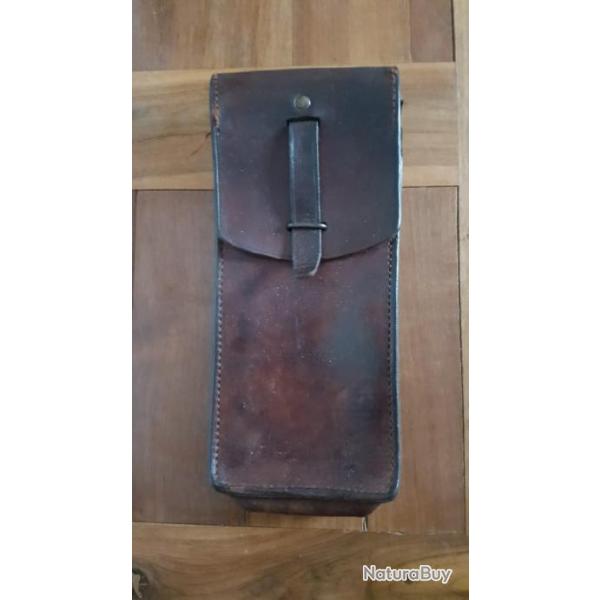 Porte chargeur en cuir de couleur marron