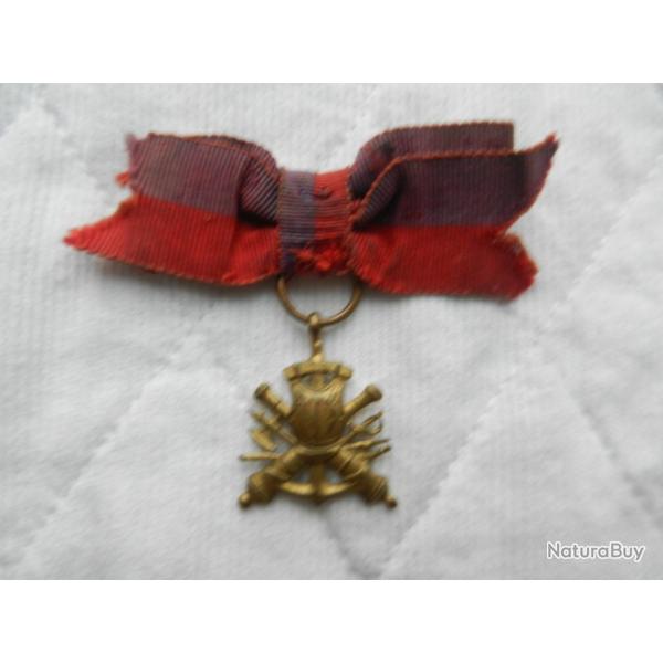 ancien insigne/dcoration franaise cuirasse et canons croiss - anciens combattants