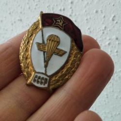 INSIGNE BADGE EN LAITON "FIN D'ÉTUDES ÉCOLE MILITAIRE DES TROUPES AÉROPORTÉES" URSS CCCP ANNÉES 50s