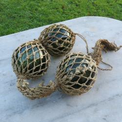 Chaine de 3 anciens flotteurs de pêche en verre de couleur verte avec filet en corde - FRANCE (XXé)