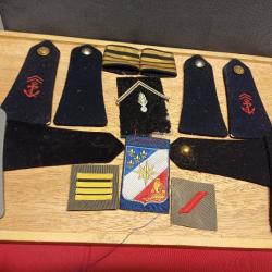 Lot galons militaires - épaulettes - écussons patchs + cadeau