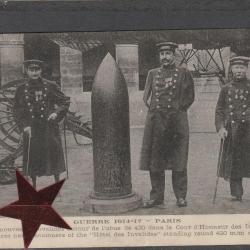 CPA - Guerre 14/17 PARIS trois nouveaux invalide autour Obus  de 420 dans la Cour d'Honneur N°539