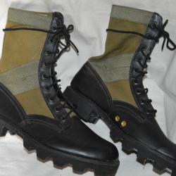 PAIRE DE BOTTES DE COMBAT AMERICAINES - US COMBAL 8R - AMERICAN JUNGLE BOOTS - VIETNAM ?