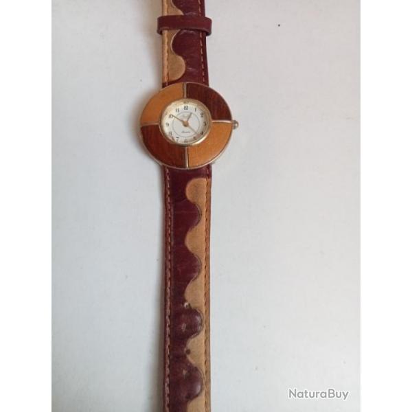 montre Ambre bois et metal ancienne, fonctionne pile remis  neuf DV 796