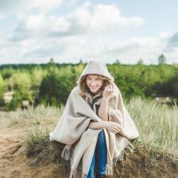 Manteau Cape femme chaud en pure laine avec capuche et boutons beige