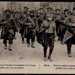 CPA  -Marins français traversant un village guidés par un boy scout  N°0003