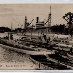 CPA - CALAIS Les Sous-Marins  au Port - N&deg;1270