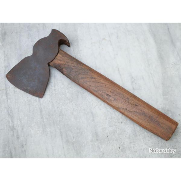 WEHRMACHT - Arme allemande - hache pionnier allemand avec arrache clou - ref BRI19HAC001
