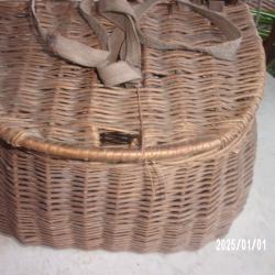 ancien panier de peche avec accessoires divers