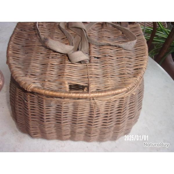 ancien panier de peche avec accessoires divers