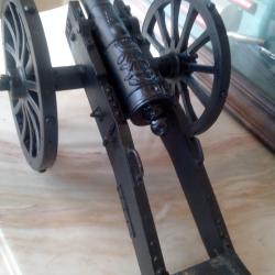 Beau canon d'artillerie a poudre noire